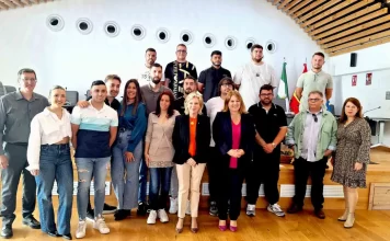La delegada de Empleo mantiene un encuentro con las personas que han participado en el proyecto `Matilde Ucelay´ de Algarrobo