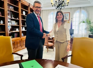 Junta y Ayuntamiento firman la cesión de la parcela en la zona de Las Lagunas donde se construye un Instituto de Educación Secundaria