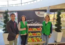 La Verónica entrega más de 200 piezas de fruta a la Asociación contra el Cáncer de Antequera