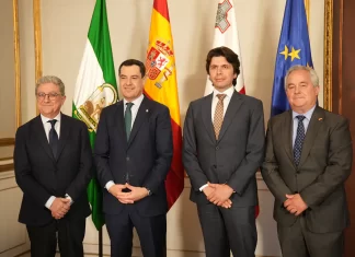 Juanma Moreno recibe en el Palacio de San Telmo al embajador de Malta en España, Daniel Azzopardi