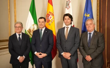 Juanma Moreno recibe en el Palacio de San Telmo al embajador de Malta en España, Daniel Azzopardi