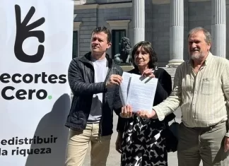 Recortes Cero entrega una petición de amparo al Defensor del Pueblo y al Congreso contra la corrupción