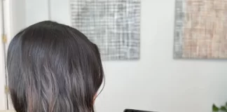 &nbsp; El IAM elabora un vídeo para hacer frente a la brecha de género digital con motivo del Día Internacional de las Niñas en las TIC La consejera de Inclusión Social, Juventud, Familias e Igualdad, Loles López, ha alentado a las niñas andaluzas a “orientar sus estudios y profesiones al campo de las nuevas tecnologías”. Como cada año, con motivo de la conmemoración del Día Internacional de las Niñas en las TIC, que se celebra el cuarto jueves del mes de abril, el Instituto Andaluz de la Mujer (IAM) ha elaborado un vídeo con el lema ‘Las TIC también son cosas de niñas’ para fomentar entre el alumnado femenino las carreras tecnológicas y, de esta manera, hacer frente a la brecha de género digital. Según los datos del Sistema Integrado de Información Universitaria del Ministerio de Universidades, el porcentaje de mujeres andaluzas matriculadas en estudios del ámbito de la Informática es del 15,2% y en Ingenierías del 25,8%, frente al 84,8% y el 74,2% de los hombres, respectivamente. No obstante, estos números han mejorado desde el curso 2015-2016, cuando la cifra de mujeres que cursaban estudios de Informática en Andalucía era del 10,6% y de Ingeniería el 22,9%. En el ámbito del mercado laboral, las mujeres desempeñan solo 3 de cada 10 puestos de trabajo TIC en Europa, cifra que se reduce a la mitad en el caso de España (15,6%), según datos del ‘Libro Blanco de las mujeres en el ámbito tecnológico’ de Eurostat. Mientras tanto, diferentes organismos internacionales estiman que para 2050 el 75% de los trabajos estará relacionado con las áreas científicas, tecnológica y matemática. Loles López ha señalado que “la existencia de estereotipos de género relacionados con los estudios vinculados a las tecnologías digitales reduce el interés que las chicas muestran hacia estas carreras”. Ante esta situación, ha incidido en “la importancia de contar con referentes femeninos en estos ámbitos, que precisamente son los que mayor futuro y salida profesional tienen hoy en día”. La consejera de Igualdad ha explicado que cada año desde el Instituto Andaluz de la Mujer se elabora un vídeo “para promover la presencia de las niñas y chicas jóvenes en las disciplinas vinculadas con las nuevas tecnologías”. Con el lema ‘Las TIC también son cosas de niñas’, el vídeo hace referencia a profesiones relacionadas con la inteligencia artificial, robótica, creación de videojuegos o Big Data donde la presencia de los hombres sigue siendo mayoritaria y se anima a las niñas a orientar sus estudios hacia estas carreras y disciplinas. El vídeo se difundirá a través de las redes sociales de la Consejería de Inclusión Social, Juventud, Familias e Igualdad y del Instituto Andaluz de la Mujer. https://www.youtube.com/shorts/Kg_Q67TpTYA Una efeméride que promueve la igualdad digital El 21 de abril de 2011 fue la primera vez que se celebró el Día Internacional de las Niñas en las TIC por iniciativa de la Unión Internacional de Telecomunicaciones (UIT). Desde entonces, se conmemora anualmente el cuarto jueves de abril. Esta celebración tiene por objetivo alentar a las niñas y mujeres a considerar la posibilidad de orientar sus estudios y profesiones al campo creciente de las TIC y empoderarlas para ello. De este modo, incentiva que tanto las niñas y mujeres como las empresas tecnológicas aprovechen las ventajas de una mayor participación femenina en el sector de las TIC. La Unión Internacional de Telecomunicaciones fue fundada en 1865 y es el organismo especializado de las Naciones Unidas para las tecnologías de la información y la comunicación (TIC), con la misión de facilitar la conectividad internacional de las redes de comunicaciones, elaborar las normas técnicas que garantizan la interconexión de redes y tecnologías para mejorar el acceso a las TIC en todo el mundo.