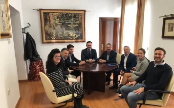 La Diputación aborda con el Ayuntamiento de Sierra de Yeguas mejoras en infraestructuras hidráulicas, la construcción del pabellón cubierto y la adecuación del camino de Antequera
