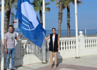 Torrox mantiene las Banderas Azules de Ferrara y El Morche Estas dos playas del municipio de Torrox también cuentan con el distintivo Q de Calidad Turística El alcalde de Torrox, Óscar Medina, ha confirmado que el municipio mantiene las Banderas Azules de Ferrara y El Morche. Estas dos playas también cuentan con el distintivo Q de Calidad Turística, entregado al Ayuntamiento en la pasada edición de la Feria Internacional de Turismo de Madrid (Fitur). Medina ha remarcado que las banderas azules “llevan ondeando en la costa Torrox más de 30 años y certificando con ello los estándares máximos de calidad y de accesibilidad”. Todo ello, añade, “a las puertas de un verano que batirá de nuevo todos los records turísticos en el municipio en cuanto a índices económicos en alza y creación de empleo se refiere”. Al margen, ha apuntado, “nuestro objetivo sigue siendo no sólo mantener estas, sino también conseguir reconocimientos similares para otras playas, gestión en la que continuamos trabajando, así como para aumentar también el número de banderas azules en otros puntos de la costa”.