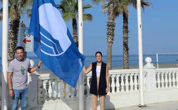 Torrox mantiene las Banderas Azules de Ferrara y El Morche Estas dos playas del municipio de Torrox también cuentan con el distintivo Q de Calidad Turística El alcalde de Torrox, Óscar Medina, ha confirmado que el municipio mantiene las Banderas Azules de Ferrara y El Morche. Estas dos playas también cuentan con el distintivo Q de Calidad Turística, entregado al Ayuntamiento en la pasada edición de la Feria Internacional de Turismo de Madrid (Fitur). Medina ha remarcado que las banderas azules “llevan ondeando en la costa Torrox más de 30 años y certificando con ello los estándares máximos de calidad y de accesibilidad”. Todo ello, añade, “a las puertas de un verano que batirá de nuevo todos los records turísticos en el municipio en cuanto a índices económicos en alza y creación de empleo se refiere”. Al margen, ha apuntado, “nuestro objetivo sigue siendo no sólo mantener estas, sino también conseguir reconocimientos similares para otras playas, gestión en la que continuamos trabajando, así como para aumentar también el número de banderas azules en otros puntos de la costa”.