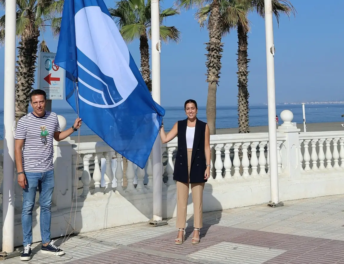 Estas dos playas del municipio de Torrox también cuentan con el distintivo Q de Calidad Turística

El alcalde de Torrox, Óscar Medina, ha confirmado que el municipio mantiene las Banderas Azules de Ferrara y El Morche. Estas dos playas también cuentan con el distintivo Q de Calidad Turística, entregado al Ayuntamiento en la pasada edición de la Feria Internacional de Turismo de Madrid (Fitur). Medina ha remarcado que las banderas azules “llevan ondeando en la costa Torrox más de 30 años y certificando con ello los estándares máximos de calidad y de accesibilidad”. Todo ello, añade, “a las puertas de un verano que batirá de nuevo todos los records turísticos en el municipio en cuanto a índices económicos en alza y creación de empleo se refiere”. Al margen, ha apuntado, “nuestro objetivo sigue siendo no sólo mantener estas, sino también conseguir reconocimientos similares para otras playas, gestión en la que continuamos trabajando, así como para aumentar también el número de banderas azules en otros puntos de la costa”.