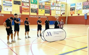 El pabellón deportivo de la Granja de Torrox acoge un taller para acercar el balonmano a los niños