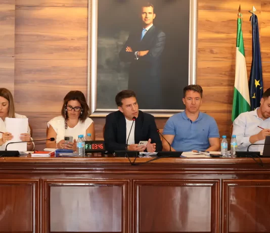 El pleno de Torrox muestra su faceta más solidaria subvencionando con 55.000 euros al Taller de la Amistad y a Cruz Roja
