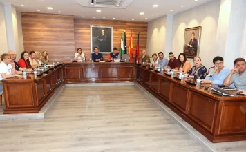 El pleno de Torrox realiza el sorteo para la designación de mesas electorales al Parlamento Europeo