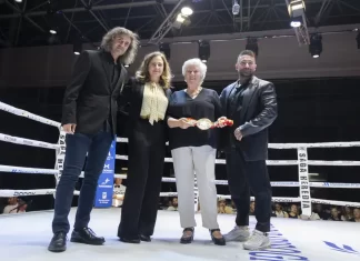 La hija de Manuel Alcántara recoge el cinturón de Campeón de España de boxeo concedido a título póstumo a su padre