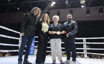 La hija de Manuel Alcántara recoge el cinturón de Campeón de España de boxeo concedido a título póstumo a su padre