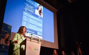 La delegada de la Junta clausura unas jornadas sobre adicción de los jóvenes a las tecnologías impulsadas por el IAJ