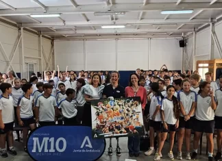 La Junta celebra un nuevo acto del programa Mentor10 con la campeona de surf Sarah Almagro