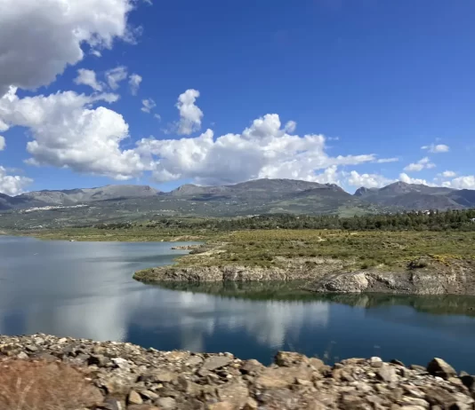 Comienzan los riegos de emergencia en la Axarquía con agua de La Viñuela