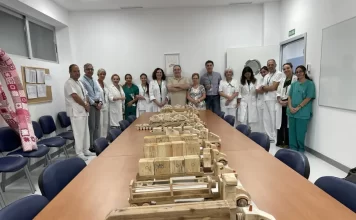 El Hospital Clínico de Málaga recibe medio centenar de juguetes de madera realizados de forma artesanal por un paciente en tratamiento