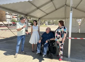 El PSOE urge al Ayuntamiento habilitar el servicio de baño adaptado en las playas tras 20 días de retraso