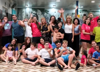 Loles López visita el campamento inclusivo de Alhaurín de la Torre, pionero en Andalucía