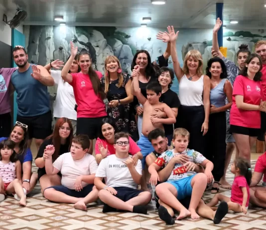 Loles López visita el campamento inclusivo de Alhaurín de la Torre, pionero en Andalucía