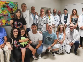 El Hospital Materno Infantil de Málaga recibe la donación de un cuadro del artista jerezano Fernando Quirós inspirado en Pablo Ráez