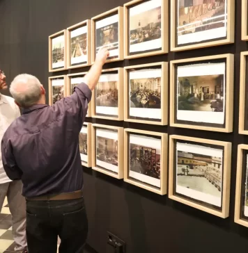 El artista isidro López-Aparicio (iLA) se encuentra con antiguos residentes de la Casa de Misericordia, el hospicio que ocupó durante décadas el edificio de La Térmica