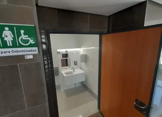 El Hospital de Antequera inaugura un segundo baño adaptado para pacientes ostomizados