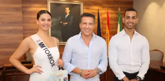 El alcalde de Torrox recibe a los representantes locales de Miss y Míster Provincia de Málaga