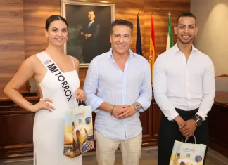 El alcalde de Torrox recibe a los representantes locales de Miss y Míster Provincia de Málaga
