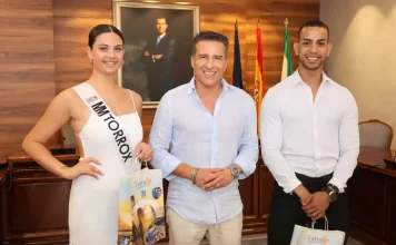 El alcalde de Torrox recibe a los representantes locales de Miss y Míster Provincia de Málaga El alcalde de Torrox recibe a los representantes locales de Miss y Míster Provincia de Málaga