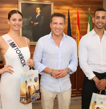 El alcalde de Torrox recibe a los representantes locales de Miss y Míster Provincia de Málaga