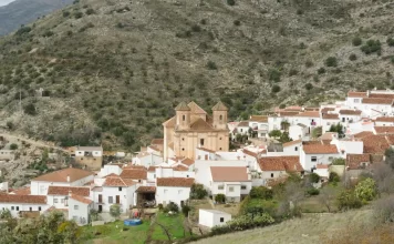 La Diputación destina a Alpandeire 78.000 euros para la mejora del polideportivo municipal y el arreglo de un camino rural Alpandeire