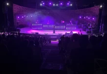 Rodrigo Cuevas llena El Portón y pone al público a bailar con su espectáculo ‘La Romería’