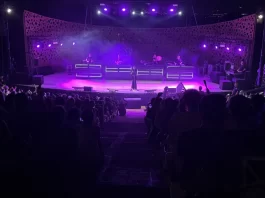 Rodrigo Cuevas llena El Portón y pone al público a bailar con su espectáculo ‘La Romería’