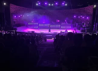 Rodrigo Cuevas llena El Portón y pone al público a bailar con su espectáculo ‘La Romería’