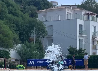 Medio centenar de niños de la provincia participan en la jornada acuática de la Diputación ‘Nada y disfruta en el agua’ en Gaucín