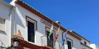 La delegada de Administración Local destaca en Benarrabá la contribución del PFEA en la lucha contra la despoblación