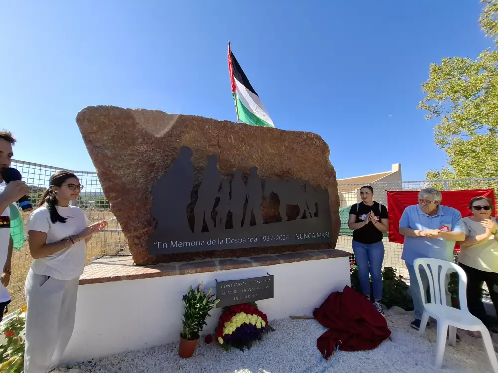 Álora inaugura el Monolito en memoria de La Desbandá