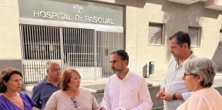 El PSOE pide a Moreno Bonilla "que deje las vacaciones y solucione los graves problemas de la sanidad andaluza"