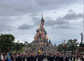 La Banda de Música de Alhaurín de la Torre Brilla en Disneyland París con Pasodobles Españoles