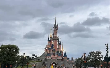 La Banda de Música de Alhaurín de la Torre Brilla en Disneyland París con Pasodobles Españoles