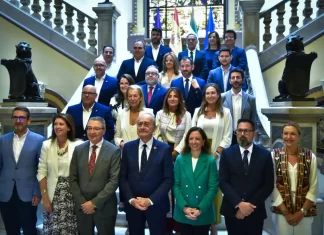 Justifica esta medida por el impacto económico que puede tener en las cinco provincias con más problema de vivienda (Madrid Barcelona Valencia Alicante y Málaga) cuyas economías representan el 40% del PIB nacional La delegada del Gobierno andaluz, Patricia Navarro, ha señalado hoy que la responsabilidad sobre una declaración de emergencia ante el problema de la vivienda debe de venir del Gobierno central, ya que se trata de una dinámica que afecta a gran parte de las ciudades del país y no solo a una provincia o comunidad autónoma concretas. Navarro ha defendido este planteamiento durante la inauguración del Foro 'Málaga Metrópolis Global' organizado por la Fundación Ciedes y que durante la jornada de hoy aborda los retos del sector de la vivienda. La responsable del Gobierno andaluz ha asegurado que la problemática de la vivienda pública no es un caso aislado de Málaga, sino que hay otras ciudades que también la comparten, como Madrid, Barcelona, Valencia y Alicante, al mismo tiempo que ha destacado que estas cinco provincias aportan solo ellas más del 40% a la economía nacional, al Producto Interior Bruto de España. Ese panorama demuestra a juicio de la delegada del Gobierno andaluz que ante la ausencia de una oferta de vivienda pública suficiente, de vivienda asequible, se estaría produciendo una situación de emergencia social a nivel nacional. “Creo -ha añadido- que se debe empezar a trabajar y a pedir que esta declaración de emergencia salga no tanto de cada Comunidad Autónoma y de lo que cada región quiera poner encima de la mesa, sino que hay que armonizar, hay que homogenizar, y para eso necesitamos que el Gobierno de España tome partido en esta situación de emergencia”. Ley de Vivienda de Andalucía Durante su intervención, Navarro ha recordado que Andalucía es la primera Comunidad que está impulsando una ley propia sobre Vivienda, que está ahora en tramitación y que facilitará el incremento de la oferta de viviendas protegidas y a precio asequible. “Una ley de vivienda lo que tiene que traer es, en primer lugar, seguridad jurídica para los propietarios y también tiene que traer también atractivos y cierto interés para los que construyen y promueven”, ha explicado la delegada, quien ha señalado que cualquier solución que se busque al problema de la vivienda “requiere del concurso y la complicidad de todas las instituciones, pero también del sector privado, porque todo lo que se haga de espaldas al sector que tiene la responsabilidad de construir y promover esas viviendas estará abocado al fracaso”. Además, Patricia Navarro ha detallado que la problemática de la vivienda “es un tema muy complejo” en el que influyen múltiples factores, como la financiación, los procesos de las tramitaciones urbanísticas y “un mercado muy volátil, que también se presta mucho a la generación de burbujas. Desde mi punto de vista, hoy en la vivienda hay un exceso de regulación en todos estos ámbitos que acabo de comentar y que evidentemente no ayudan a que la oferta fluya y se coloque al mismo nivel de la demanda”. Por último, ha criticado que se quiere responsabilizar al turismo de la situación actual de la vivienda en Málaga: “ante esa escasez de oferta y los elevados precios no se puede buscar un único culpable, como hay algunos que quieren hacer, con la principal industria que tanto ha aportado a esta tierra, a esta provincia y a esta ciudad, como es la industria del turismo”.