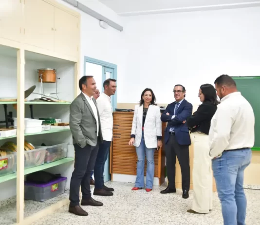 Navarro destaca el compromiso de la Junta con la educación “dando prioridad tanto a los grandes municipios como a los más pequeños”