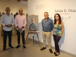 El Portón acoge la exposición ‘De la Mística al Pincel’ del pintor malagueño Julián Escalona Ocaña La obra del célebre artista Julián Escalona Ocaña, de 86 años, estará disponible al público hasta el 10 de enero de 2025. La Finca Municipal El Portón, en su Sala Vicente Llinares, presenta una nueva exposición que ya ha captado la atención de la comunidad artística malagueña. Se trata de la muestra ‘De la Mística al Pincel’, una colección que rinde homenaje al reconocido pintor Julián Escalona Ocaña, cuya trayectoria artística ha sido representada en la inauguración por sus hijos Javier y Eva Escalona, acompañados por el concejal de Actividades en El Portón, Andrés García. Esta exposición supone un tributo en vida que los hijos del artista han querido ofrecerle, en reconocimiento a su prolífica carrera. Escalona Ocaña, cuyo talento para el dibujo se manifestó desde la infancia, ingresó a los 15 años en la Escuela de Artes Aplicadas y Oficios Artísticos de Málaga, donde comenzó a desarrollar su técnica. Su carrera lo llevó a Caracas con tan solo 17 años, lo que marcó el inicio de su proyección internacional. Tras su paso por América, Escalona regresó a Europa y se estableció en París, donde su obra adquirió notoriedad en numerosas exhibiciones. En esta ciudad, su arte se consolidó con un estilo que fusiona impresionismo y expresionismo, logrando transmitir a través de sus lienzos una rica variedad de emociones y una profunda comprensión de la condición humana. La colección presentada en El Portón incluye una selección de retratos, paisajes y bocetos que invitan a los visitantes a adentrarse en mundos de interpretación y ensoñación, donde lo tangible se funde con lo espiritual. Las piezas de Escalona Ocaña evocan una Málaga atemporal, resistente a los cambios, y reflejan una visión artística marcada por la sensibilidad y la mística. La exposición permanecerá abierta hasta el 10 de enero de 2025, en los horarios habituales de la Finca El Portón, ofreciendo una oportunidad única para conocer de cerca la obra de este destacado artista. Durante la inauguración, el concejal Andrés García expresó su satisfacción por albergar una exposición de tal envergadura en El Portón, destacando la capacidad del artista para plasmar lo mejor del impresionismo: "Es un privilegio contar con una colección tan amplia, repleta de luz y color", afirmó. Por su parte, Javier Escalona, hijo del pintor, manifestó su emoción por exponer en un espacio tan emblemático dentro de la escena cultural malagueña, señalando que esta muestra "era un paso necesario para reconocer el legado de mi padre y reflejar su extensa trayectoria".
