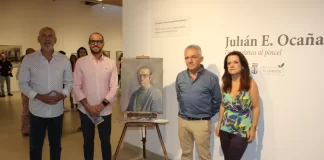 El Portón acoge la exposición ‘De la Mística al Pincel’ del pintor malagueño Julián Escalona Ocaña La obra del célebre artista Julián Escalona Ocaña, de 86 años, estará disponible al público hasta el 10 de enero de 2025. La Finca Municipal El Portón, en su Sala Vicente Llinares, presenta una nueva exposición que ya ha captado la atención de la comunidad artística malagueña. Se trata de la muestra ‘De la Mística al Pincel’, una colección que rinde homenaje al reconocido pintor Julián Escalona Ocaña, cuya trayectoria artística ha sido representada en la inauguración por sus hijos Javier y Eva Escalona, acompañados por el concejal de Actividades en El Portón, Andrés García. Esta exposición supone un tributo en vida que los hijos del artista han querido ofrecerle, en reconocimiento a su prolífica carrera. Escalona Ocaña, cuyo talento para el dibujo se manifestó desde la infancia, ingresó a los 15 años en la Escuela de Artes Aplicadas y Oficios Artísticos de Málaga, donde comenzó a desarrollar su técnica. Su carrera lo llevó a Caracas con tan solo 17 años, lo que marcó el inicio de su proyección internacional. Tras su paso por América, Escalona regresó a Europa y se estableció en París, donde su obra adquirió notoriedad en numerosas exhibiciones. En esta ciudad, su arte se consolidó con un estilo que fusiona impresionismo y expresionismo, logrando transmitir a través de sus lienzos una rica variedad de emociones y una profunda comprensión de la condición humana. La colección presentada en El Portón incluye una selección de retratos, paisajes y bocetos que invitan a los visitantes a adentrarse en mundos de interpretación y ensoñación, donde lo tangible se funde con lo espiritual. Las piezas de Escalona Ocaña evocan una Málaga atemporal, resistente a los cambios, y reflejan una visión artística marcada por la sensibilidad y la mística. La exposición permanecerá abierta hasta el 10 de enero de 2025, en los horarios habituales de la Finca El Portón, ofreciendo una oportunidad única para conocer de cerca la obra de este destacado artista. Durante la inauguración, el concejal Andrés García expresó su satisfacción por albergar una exposición de tal envergadura en El Portón, destacando la capacidad del artista para plasmar lo mejor del impresionismo: "Es un privilegio contar con una colección tan amplia, repleta de luz y color", afirmó. Por su parte, Javier Escalona, hijo del pintor, manifestó su emoción por exponer en un espacio tan emblemático dentro de la escena cultural malagueña, señalando que esta muestra "era un paso necesario para reconocer el legado de mi padre y reflejar su extensa trayectoria".
