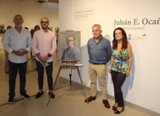 El Portón acoge la exposición ‘De la Mística al Pincel’ del pintor malagueño Julián Escalona Ocaña La obra del célebre artista Julián Escalona Ocaña, de 86 años, estará disponible al público hasta el 10 de enero de 2025. La Finca Municipal El Portón, en su Sala Vicente Llinares, presenta una nueva exposición que ya ha captado la atención de la comunidad artística malagueña. Se trata de la muestra ‘De la Mística al Pincel’, una colección que rinde homenaje al reconocido pintor Julián Escalona Ocaña, cuya trayectoria artística ha sido representada en la inauguración por sus hijos Javier y Eva Escalona, acompañados por el concejal de Actividades en El Portón, Andrés García. Esta exposición supone un tributo en vida que los hijos del artista han querido ofrecerle, en reconocimiento a su prolífica carrera. Escalona Ocaña, cuyo talento para el dibujo se manifestó desde la infancia, ingresó a los 15 años en la Escuela de Artes Aplicadas y Oficios Artísticos de Málaga, donde comenzó a desarrollar su técnica. Su carrera lo llevó a Caracas con tan solo 17 años, lo que marcó el inicio de su proyección internacional. Tras su paso por América, Escalona regresó a Europa y se estableció en París, donde su obra adquirió notoriedad en numerosas exhibiciones. En esta ciudad, su arte se consolidó con un estilo que fusiona impresionismo y expresionismo, logrando transmitir a través de sus lienzos una rica variedad de emociones y una profunda comprensión de la condición humana. La colección presentada en El Portón incluye una selección de retratos, paisajes y bocetos que invitan a los visitantes a adentrarse en mundos de interpretación y ensoñación, donde lo tangible se funde con lo espiritual. Las piezas de Escalona Ocaña evocan una Málaga atemporal, resistente a los cambios, y reflejan una visión artística marcada por la sensibilidad y la mística. La exposición permanecerá abierta hasta el 10 de enero de 2025, en los horarios habituales de la Finca El Portón, ofreciendo una oportunidad única para conocer de cerca la obra de este destacado artista. Durante la inauguración, el concejal Andrés García expresó su satisfacción por albergar una exposición de tal envergadura en El Portón, destacando la capacidad del artista para plasmar lo mejor del impresionismo: "Es un privilegio contar con una colección tan amplia, repleta de luz y color", afirmó. Por su parte, Javier Escalona, hijo del pintor, manifestó su emoción por exponer en un espacio tan emblemático dentro de la escena cultural malagueña, señalando que esta muestra "era un paso necesario para reconocer el legado de mi padre y reflejar su extensa trayectoria".