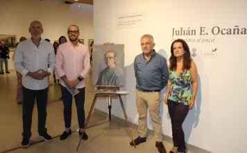 El Portón acoge la exposición ‘De la Mística al Pincel’ del pintor malagueño Julián Escalona Ocaña La obra del célebre artista Julián Escalona Ocaña, de 86 años, estará disponible al público hasta el 10 de enero de 2025. La Finca Municipal El Portón, en su Sala Vicente Llinares, presenta una nueva exposición que ya ha captado la atención de la comunidad artística malagueña. Se trata de la muestra ‘De la Mística al Pincel’, una colección que rinde homenaje al reconocido pintor Julián Escalona Ocaña, cuya trayectoria artística ha sido representada en la inauguración por sus hijos Javier y Eva Escalona, acompañados por el concejal de Actividades en El Portón, Andrés García. Esta exposición supone un tributo en vida que los hijos del artista han querido ofrecerle, en reconocimiento a su prolífica carrera. Escalona Ocaña, cuyo talento para el dibujo se manifestó desde la infancia, ingresó a los 15 años en la Escuela de Artes Aplicadas y Oficios Artísticos de Málaga, donde comenzó a desarrollar su técnica. Su carrera lo llevó a Caracas con tan solo 17 años, lo que marcó el inicio de su proyección internacional. Tras su paso por América, Escalona regresó a Europa y se estableció en París, donde su obra adquirió notoriedad en numerosas exhibiciones. En esta ciudad, su arte se consolidó con un estilo que fusiona impresionismo y expresionismo, logrando transmitir a través de sus lienzos una rica variedad de emociones y una profunda comprensión de la condición humana. La colección presentada en El Portón incluye una selección de retratos, paisajes y bocetos que invitan a los visitantes a adentrarse en mundos de interpretación y ensoñación, donde lo tangible se funde con lo espiritual. Las piezas de Escalona Ocaña evocan una Málaga atemporal, resistente a los cambios, y reflejan una visión artística marcada por la sensibilidad y la mística. La exposición permanecerá abierta hasta el 10 de enero de 2025, en los horarios habituales de la Finca El Portón, ofreciendo una oportunidad única para conocer de cerca la obra de este destacado artista. Durante la inauguración, el concejal Andrés García expresó su satisfacción por albergar una exposición de tal envergadura en El Portón, destacando la capacidad del artista para plasmar lo mejor del impresionismo: "Es un privilegio contar con una colección tan amplia, repleta de luz y color", afirmó. Por su parte, Javier Escalona, hijo del pintor, manifestó su emoción por exponer en un espacio tan emblemático dentro de la escena cultural malagueña, señalando que esta muestra "era un paso necesario para reconocer el legado de mi padre y reflejar su extensa trayectoria".