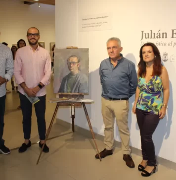 El Portón acoge la exposición ‘De la Mística al Pincel’ del pintor malagueño Julián Escalona Ocaña El Portón acoge la exposición ‘De la Mística al Pincel’ del pintor malagueño Julián Escalona Ocaña La obra del célebre artista Julián Escalona Ocaña, de 86 años, estará disponible al público hasta el 10 de enero de 2025. La Finca Municipal El Portón, en su Sala Vicente Llinares, presenta una nueva exposición que ya ha captado la atención de la comunidad artística malagueña. Se trata de la muestra ‘De la Mística al Pincel’, una colección que rinde homenaje al reconocido pintor Julián Escalona Ocaña, cuya trayectoria artística ha sido representada en la inauguración por sus hijos Javier y Eva Escalona, acompañados por el concejal de Actividades en El Portón, Andrés García. Esta exposición supone un tributo en vida que los hijos del artista han querido ofrecerle, en reconocimiento a su prolífica carrera. Escalona Ocaña, cuyo talento para el dibujo se manifestó desde la infancia, ingresó a los 15 años en la Escuela de Artes Aplicadas y Oficios Artísticos de Málaga, donde comenzó a desarrollar su técnica. Su carrera lo llevó a Caracas con tan solo 17 años, lo que marcó el inicio de su proyección internacional. Tras su paso por América, Escalona regresó a Europa y se estableció en París, donde su obra adquirió notoriedad en numerosas exhibiciones. En esta ciudad, su arte se consolidó con un estilo que fusiona impresionismo y expresionismo, logrando transmitir a través de sus lienzos una rica variedad de emociones y una profunda comprensión de la condición humana. La colección presentada en El Portón incluye una selección de retratos, paisajes y bocetos que invitan a los visitantes a adentrarse en mundos de interpretación y ensoñación, donde lo tangible se funde con lo espiritual. Las piezas de Escalona Ocaña evocan una Málaga atemporal, resistente a los cambios, y reflejan una visión artística marcada por la sensibilidad y la mística. La exposición permanecerá abierta hasta el 10 de enero de 2025, en los horarios habituales de la Finca El Portón, ofreciendo una oportunidad única para conocer de cerca la obra de este destacado artista. Durante la inauguración, el concejal Andrés García expresó su satisfacción por albergar una exposición de tal envergadura en El Portón, destacando la capacidad del artista para plasmar lo mejor del impresionismo: "Es un privilegio contar con una colección tan amplia, repleta de luz y color", afirmó. Por su parte, Javier Escalona, hijo del pintor, manifestó su emoción por exponer en un espacio tan emblemático dentro de la escena cultural malagueña, señalando que esta muestra "era un paso necesario para reconocer el legado de mi padre y reflejar su extensa trayectoria".