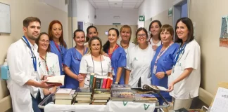 La unidad de cuidados paliativos del Hospital Regional de Málaga cuenta ya con una “biblioteca con ruedas”