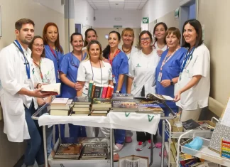La unidad de cuidados paliativos del Hospital Regional de Málaga cuenta ya con una “biblioteca con ruedas”
