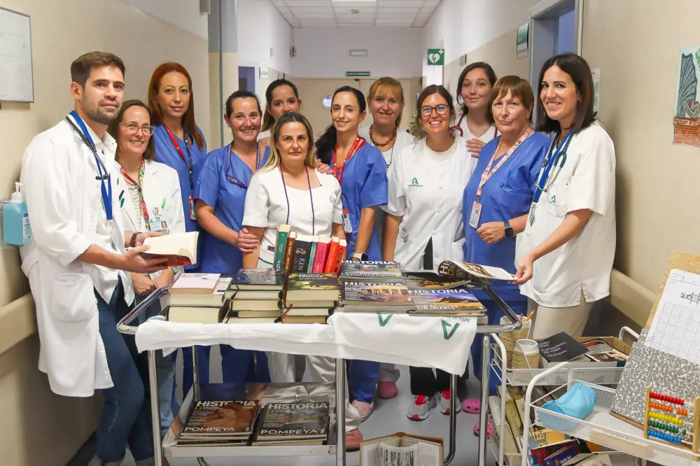 La unidad de cuidados paliativos del Hospital Regional de Málaga cuenta ya con una “biblioteca con ruedas”